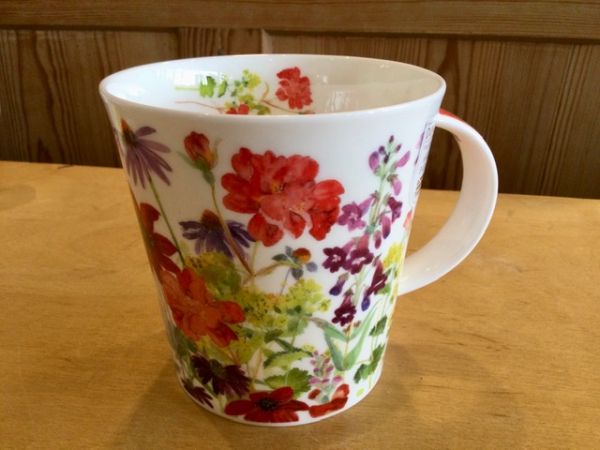 Porzellan Tasse Cairngorm Cottage Border by Claire Winteringham rötlich