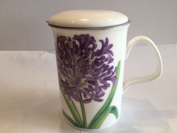 Porzellan Becher mit Edelstahl Filter und Porzellan Deckel (lila Blume)