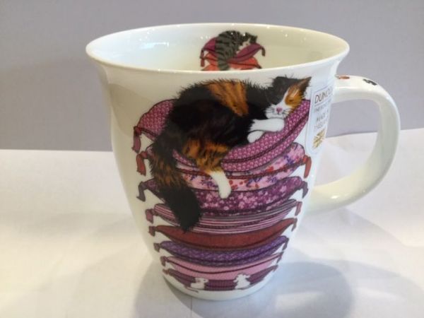 Porzellan Tassen Modell Nevis (schwarze Katze auf violetten Kissen)