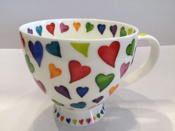 Porzellan Tasse Modell Syke (bunte Herzen)