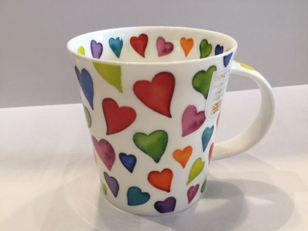 Porzellan Tasse (bunte Herzen)