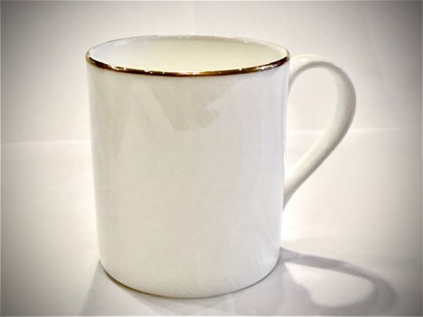 Tasse mit Goldrand